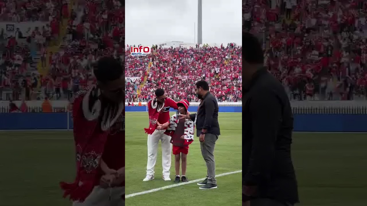 الطفل الكفيف يتحول إلى كابو الجماهير ويلهب مدرجات الوداد بشعارات قوية.