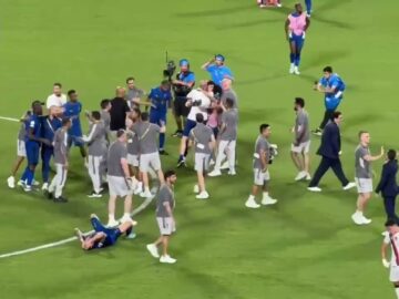 فيديو..فرحة لا توصف للاعبي الهلال وعناق حار مع مع بونو.