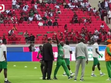 فيديو..الزاكي منبهر بملعب مركب الأمير مولاي عبد الله ويحيي الجماهير