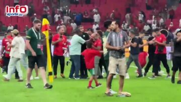 فيديو..فوضى كبيرة واقتحام لأرضية الملعب تفسد احتفالية الأسود بالتأهل لنهائيات