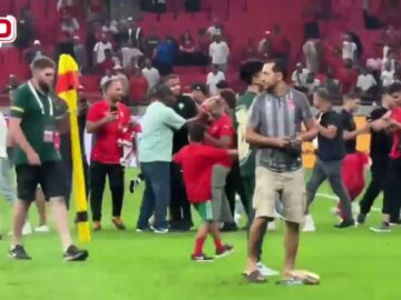 فيديو..فوضى كبيرة واقتحام لأرضية الملعب تفسد احتفالية الأسود بالتأهل لنهائيات