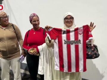 ‎فيديو..لقطة طريفة..والدة أمين العلوي تحمل قميص الكوديم وتعبر عن حبها