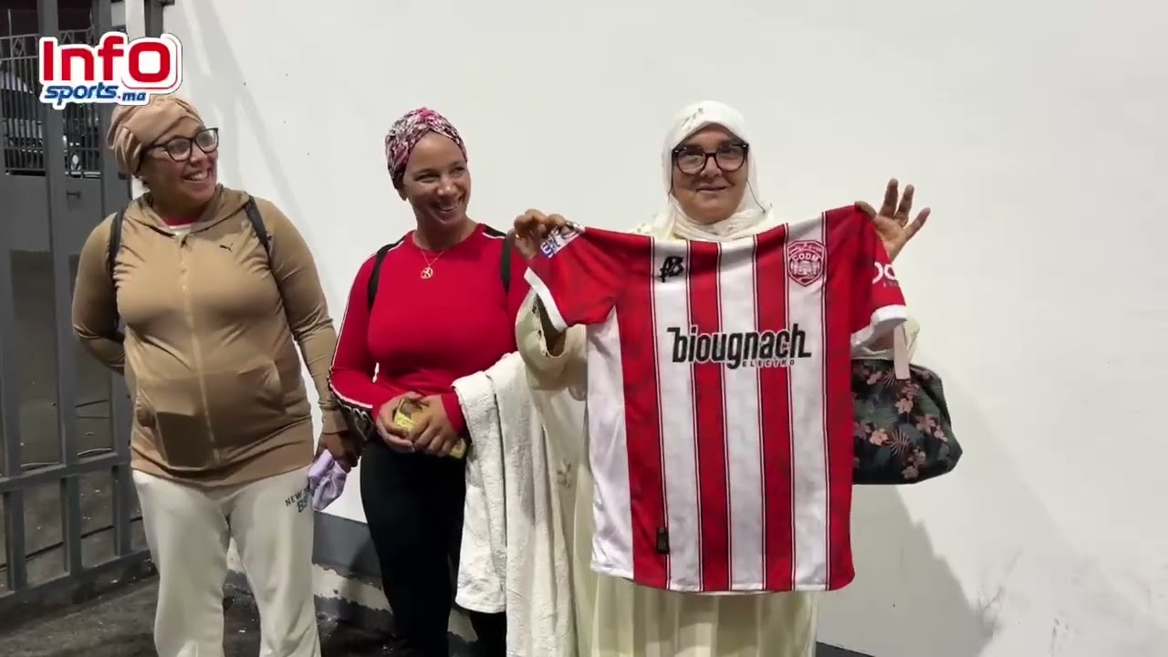 ‎فيديو..لقطة طريفة..والدة أمين العلوي تحمل قميص الكوديم وتعبر عن حبها الكبير للفريق واللاعبين.