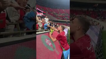 الشيبي والحرار يهديان قميصيهما للجماهير بعد فوز الأسود على الكونغو