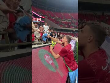 الشيبي والحرار يهديان قميصيهما للجماهير بعد فوز الأسود على الكونغو