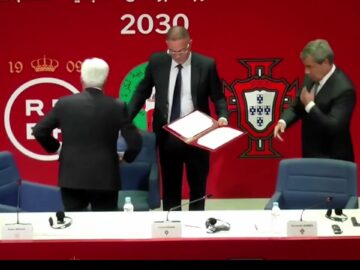 فيديو.. لحظة توقيع فوزي لقجع ورؤساء الجامعة الإسبانية والبرتغالية خطاب