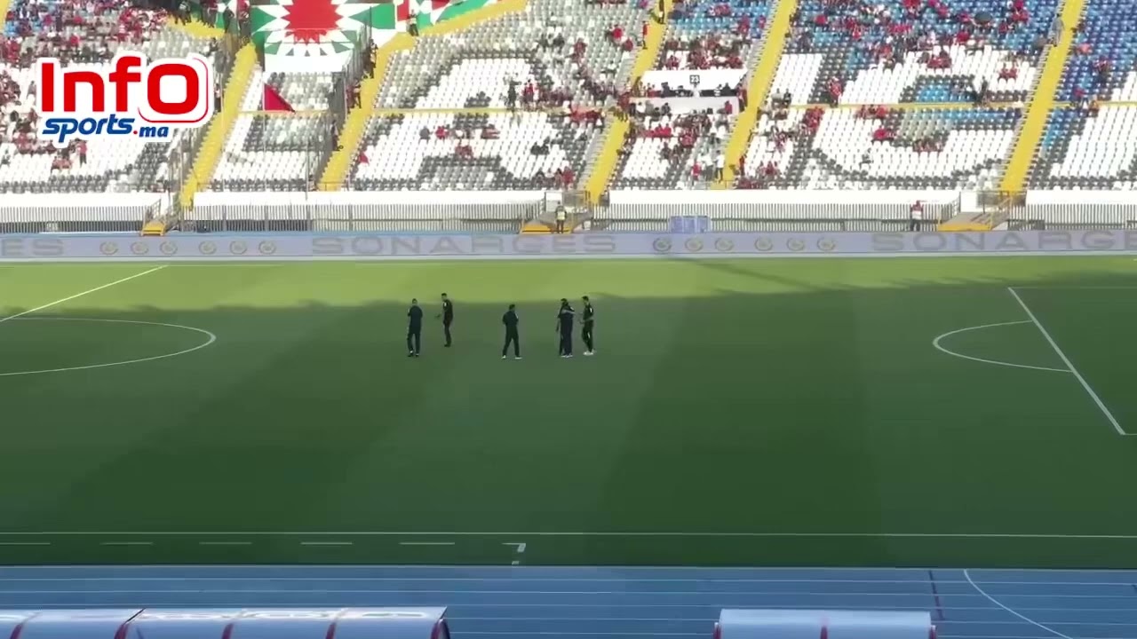 الحكم التمسماني وبقية الحكام يتفقدون أرضية ملعب محمد الخامس قبل انطلاق قمة الوداد والكوكب