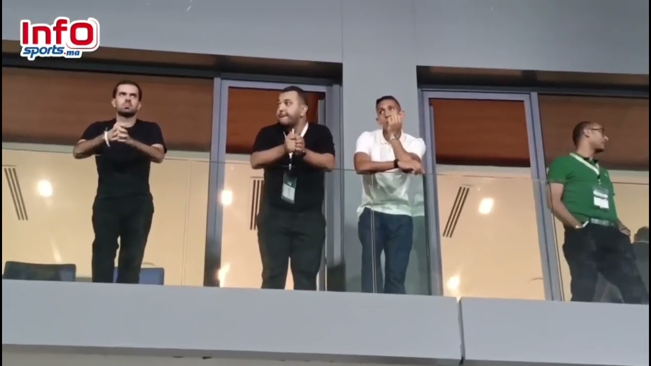 سفيان رحيمي حاضر لمتابعة قمة الرجاء الرياضي والمغرب الفاسي