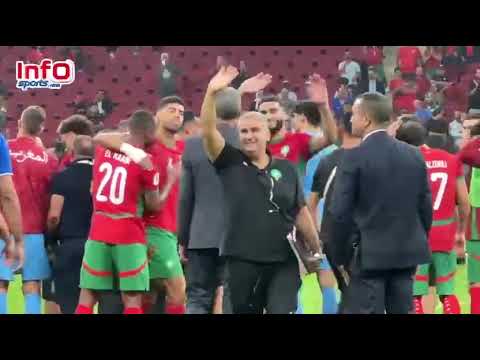 فرحة وصور تذكارية وأجواء مميزة بين لاعبي المنتخب الوطني بعد تحقيق الرقم القياسي