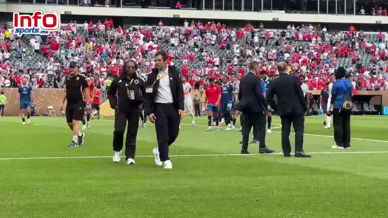 فيديو..لاعبو الوداد يعتذرون للجماهير ويتبادلون التحية بعد الهزيمة.