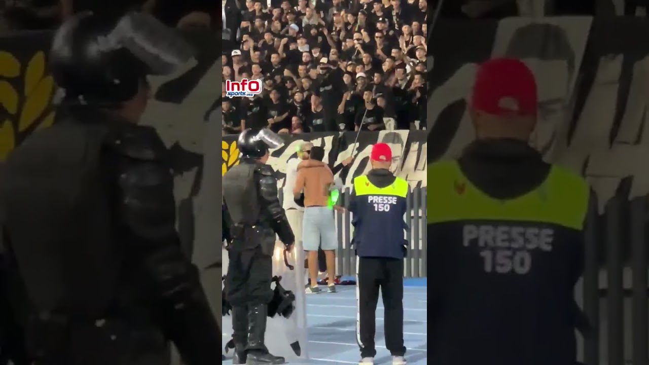 فيديو..لحظة اعتقال الياس المالكي في كلاسيو الرجاء والجيش وتعرضه للرشق من الجماهير.