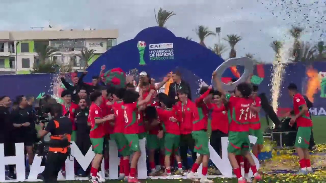 فيديو..لحظة تاريخية..عميد المنتخب الوطني يرفع اللقب التاريخي لكأس إفريقيا