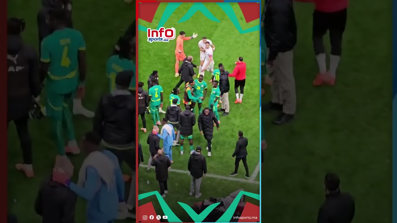 لاعبو السنغال يغادرون أرضية ملعب مولاي عبد الله بعد إعلان الحكم عن ضربة جزاء للمنتخب الوطني
