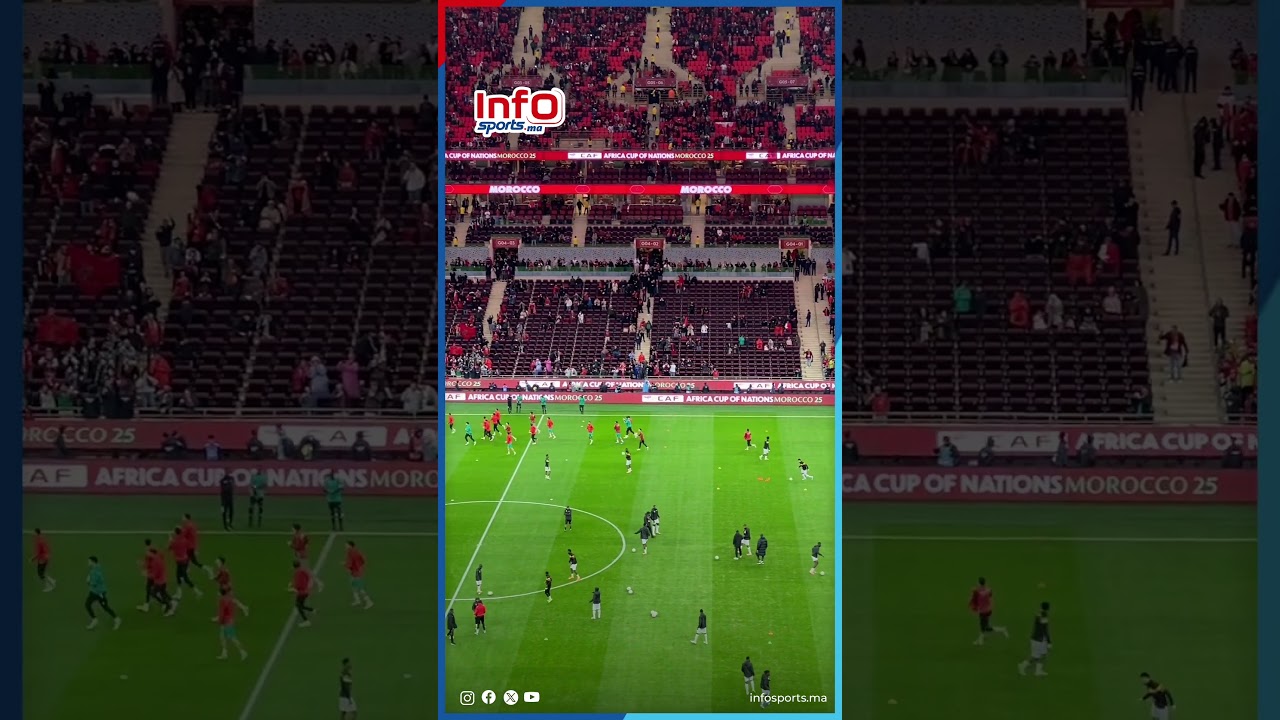 لاعبو المنتخب الوطني يحيون الجمهور قبل بداية الإحماءات