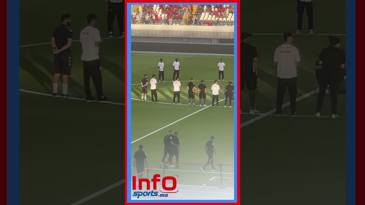 لاعبي الوداد الرياضي يكتشفون أرضية الملعب ويحييون الجماهير الحاضرة