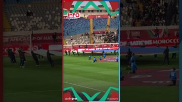 لحضة-ضهور-علمين-المنتخب-الزامبي-و-جزر-القمر-قبل-صافرة.jpg