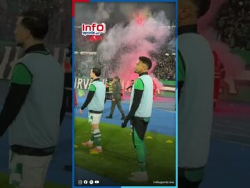 لاعبو الرجاء يتركون التسخيات للاستمتاع بإبداعات جماهير المكانة.