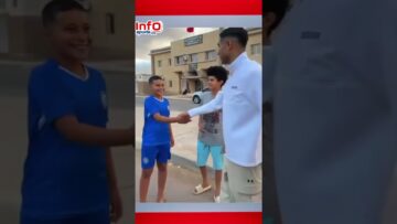 فيديو رائع..حكيمي يفاجئ أطفالا صغار باللعب معهم في الشارع.
