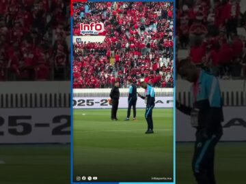 لقطة رائعة..تبادل كبير للاحية بين جماهير الوداد وحارسهم السابق مطيع.