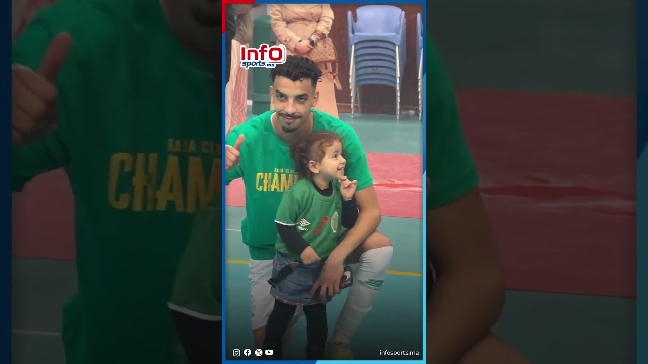 أيوب السلامي مدرب الرجاء للفوتسال يحتفل رفقة ابنه بعد تحقيق حلم الصعود