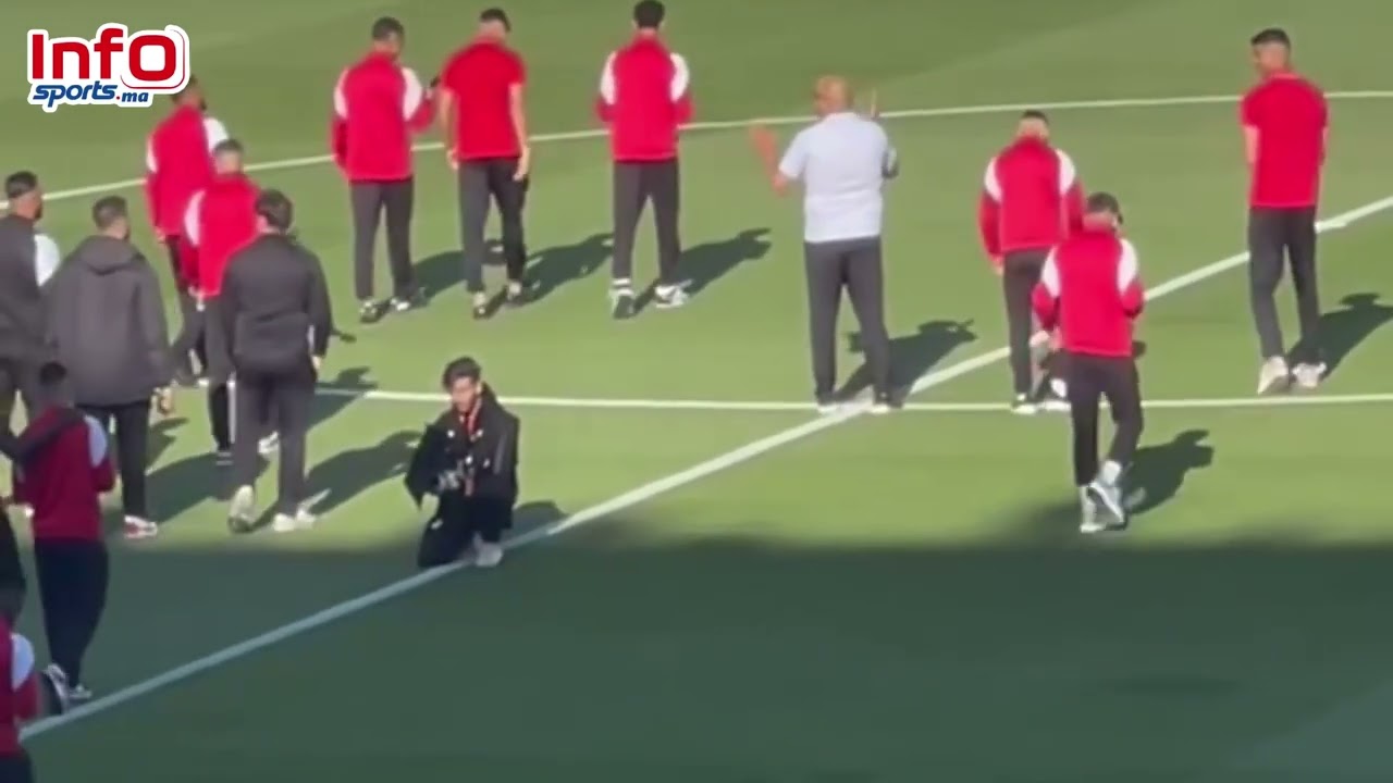 دخول لاعبي الوداد لأرضية الملعب وتحية الجماهير حوار خاص بين بوطويل وبنهاشم