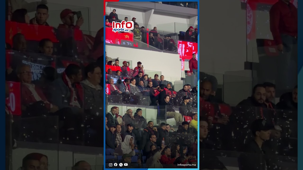 صامويل إيطو يحضر قمة الوداد وبركان مرتديا "ايشارب" الوينرز.