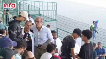 صور-تذكارية-وتصفيق-الزيات-حاضر-بالملعب-البلدي-بالقنيطرة-لمتابعة-مباراة.jpg