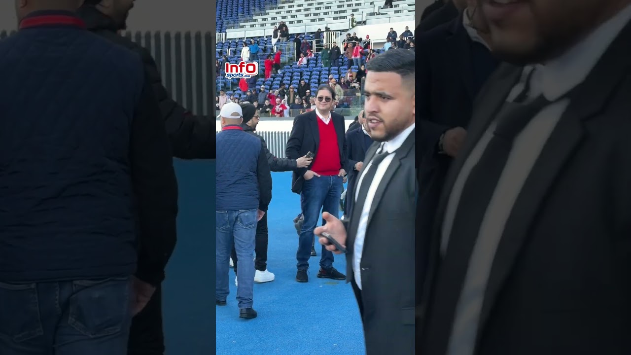 كعادته آيت منا يقف إلى جانب هرماش لتحية لاعبي الوداد بعد الفوز المهم على عزام.