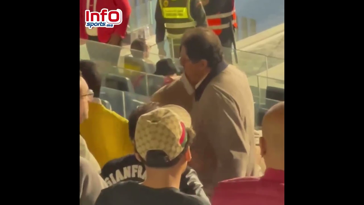 لحظة الوداع بين موكوينا وأيت منا بعد نهاية رحلته في الوداد