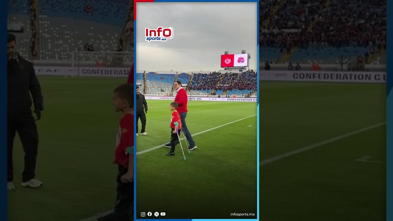 لفتة إنسانية رائعة من آيت منا..يحرص على مرافقة الطفل الصغير لأرضية الملعب أمام تشجيعات للجماهير