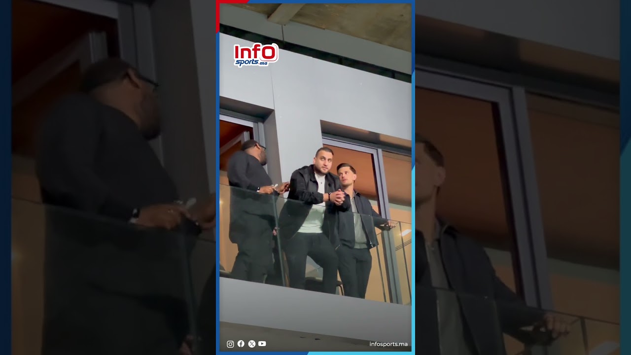 مدافع الوداد الرياضي الهولندي بارت يتابع المقابلة من المدرجات