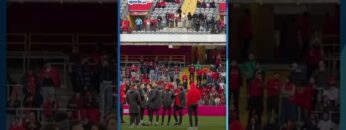 دخول الأسود لأرضية الملعب وتفاعل كبير وهتافات من الجماهير المغربية.